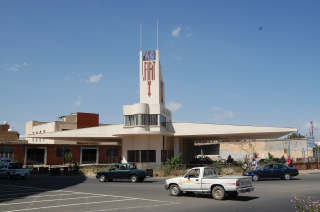 Denne bensinstasjonen i Asmara, formet som et fly, regnes som et høydepunkt i futuristisk arkitektur.