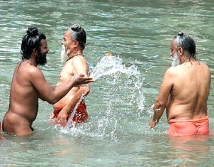 badende på Kumbh Mela 