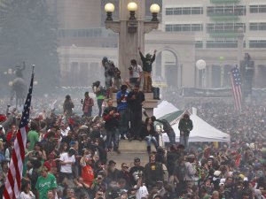 Cannabistilhengere i Denver, Colorado,  feirer seieren ved folkeavstemningen høsten 2012.